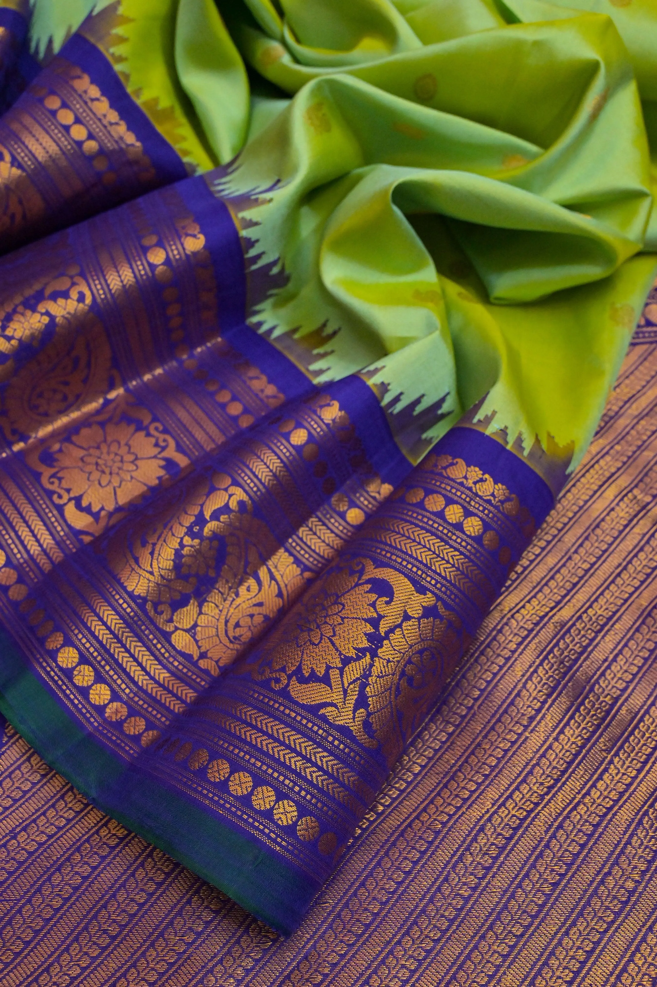 Dual Tone Green Color Pure Gadwal Silk Saree with Broad Border